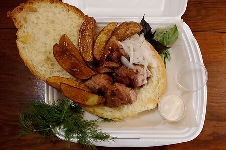 Шашлык из свиной шеи в хрустящей булочке