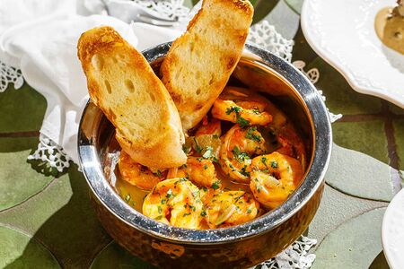 Жареные креветки с чесноком