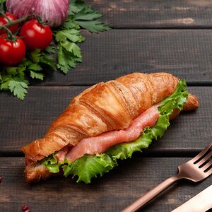 Круассан с красной рыбой
