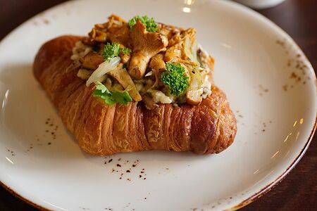 Круассан с лисичками