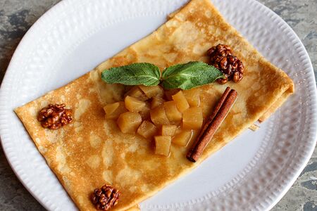 Блин с печеными яблоками и корицей