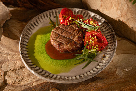 Медальон по сербски с пикантными томатами и фисташками