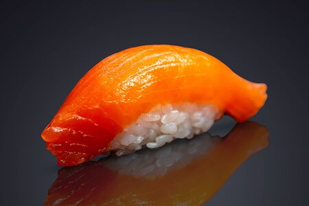 Суши лосось