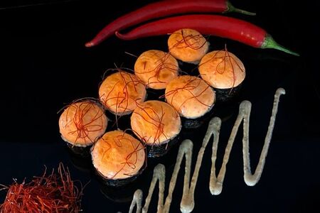 Запеченный ролл с лососем терияки