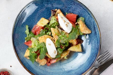 Салат с хрустящими баклажанамии, сливочным сыром