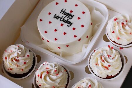 Набор из бенто-торта и 5 капкейков happy birthday с сердечками