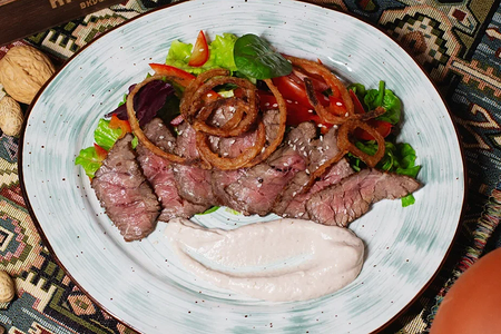 Салат с ростбифом и соусом Вито Тонадзе