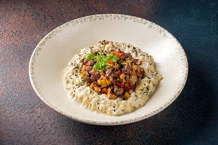 Вырезка ягненка с овощами и орехами