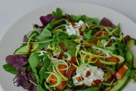 Салат с лососем и творожным сыром