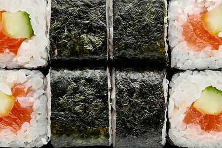 Маки ролл с лососем и огурцом