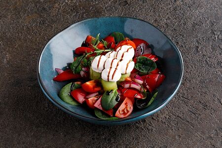 Салат из помидоров и огурцов с кремом из феты