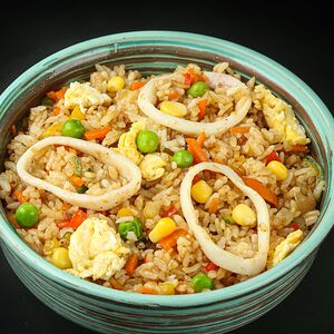 Рис с кальмарами и яйцом