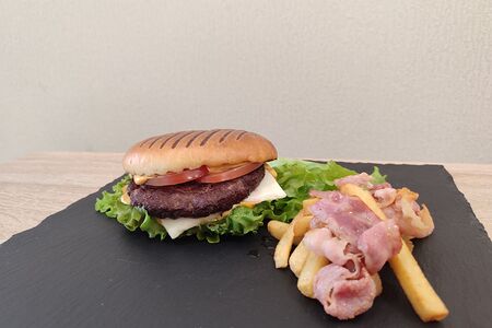 Бургер с беконом