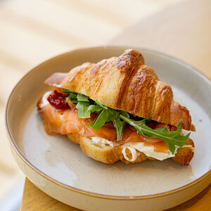 Круассан с семгой и страчателлой