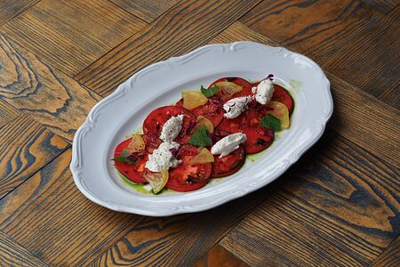 Печеные томаты, мягкий сыр, соленый лимон, зелень