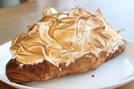 Круассан лимонный