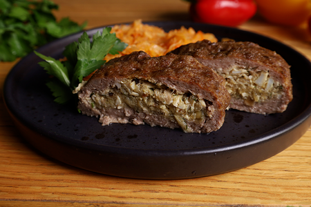 Рулет мясной с луком и яйцом