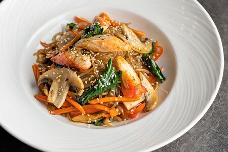 Жареная стеклянная лапша с овощами и крабовым мясом