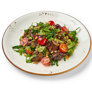 Салат с куриной печенью и сливой