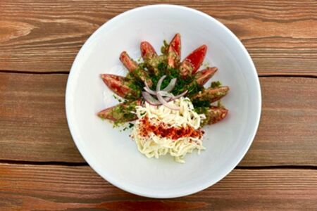 Спелые томаты с молочным сыром чечил и грузинской аджикой