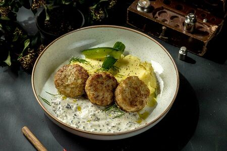 Куриные котлеты с пюре и грибным соусом