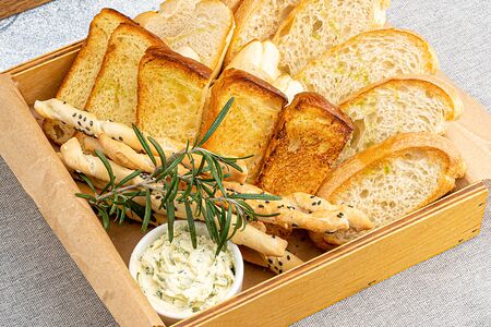 Хлеб со взбитым маслом и травами