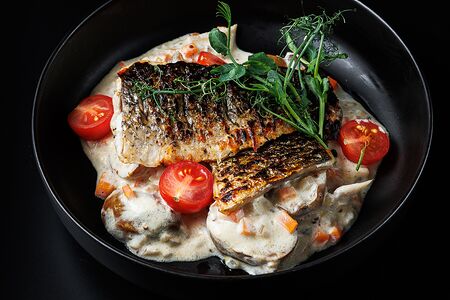 Кефаль с овощами в горчичном соусе