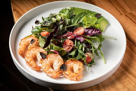 Салат с тигровыми креветками и трюфелем