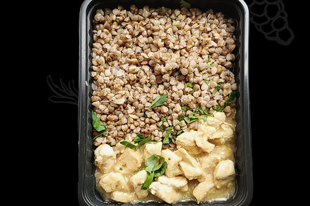 Ядрица с филе куриной грудки в медово-горчичном соусе