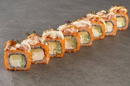 Салмон-ролл с запеченной страчателлой