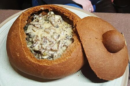 Бефстроганов с грибами в ржаном круглом хлебе