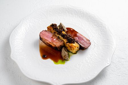 Утиная грудка с картофельным гратеном и грибным дюкселем