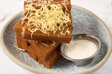 Гренки с чесночным соусом