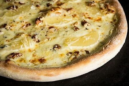 Пицца с грушей и голубым сыром