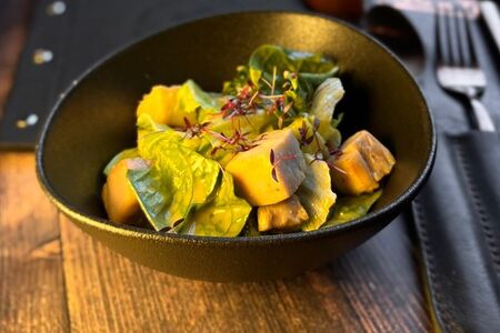 Салат с курицей юзу