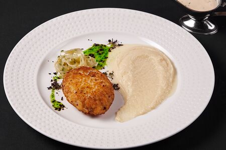 Котлета из черной трески с пюре из сельдерея