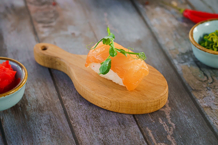 Суши с лососем (от 3 штук)