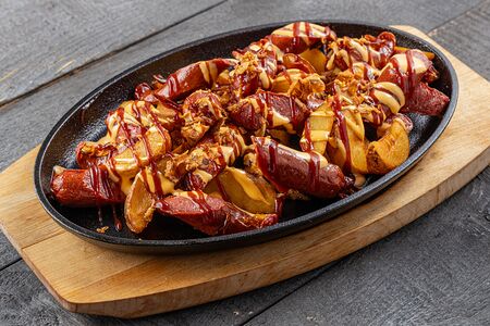 Жареные колбаски с картофелем Айдахо