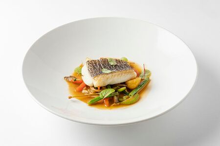 Палтус с соте из овощей и вешенками