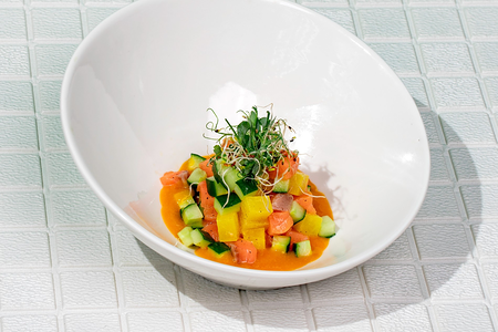 Тартар из лосося с такуаном и манговой заправкой