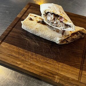 Ролл с курицей в сливочно-грибном соусе