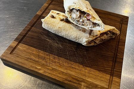 Ролл с курицей в сливочно-грибном соусе