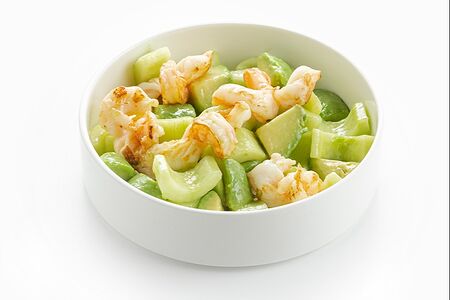 Салат креветка, огурец и авокадо