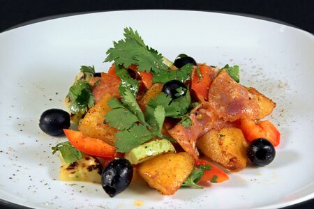 Салат Чоризо с картофелем и овощами