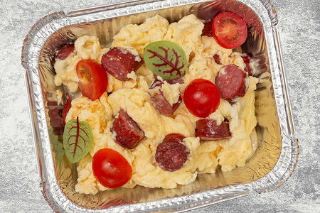 Скрамбл с колбасками