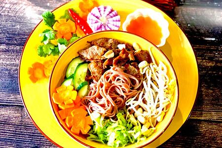 Телятина в рыбным соусе с вермишелью Бун