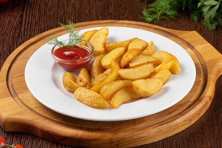 Картофель по-деревенски с соусом