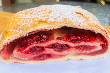 Штрудель с вишней