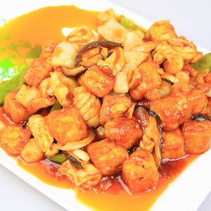 Жареный тофу с грибами шиитаке и морепродуктами