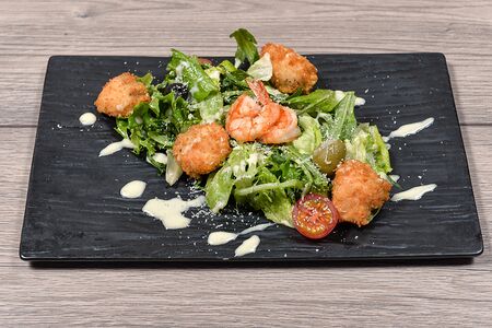 Теплый салат с лососем